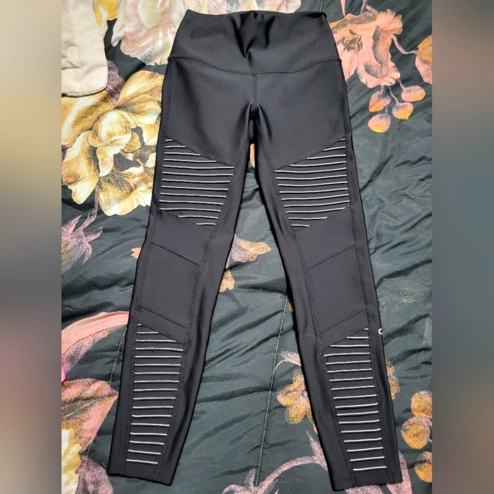 Alo leggings size S. Fun white accents.